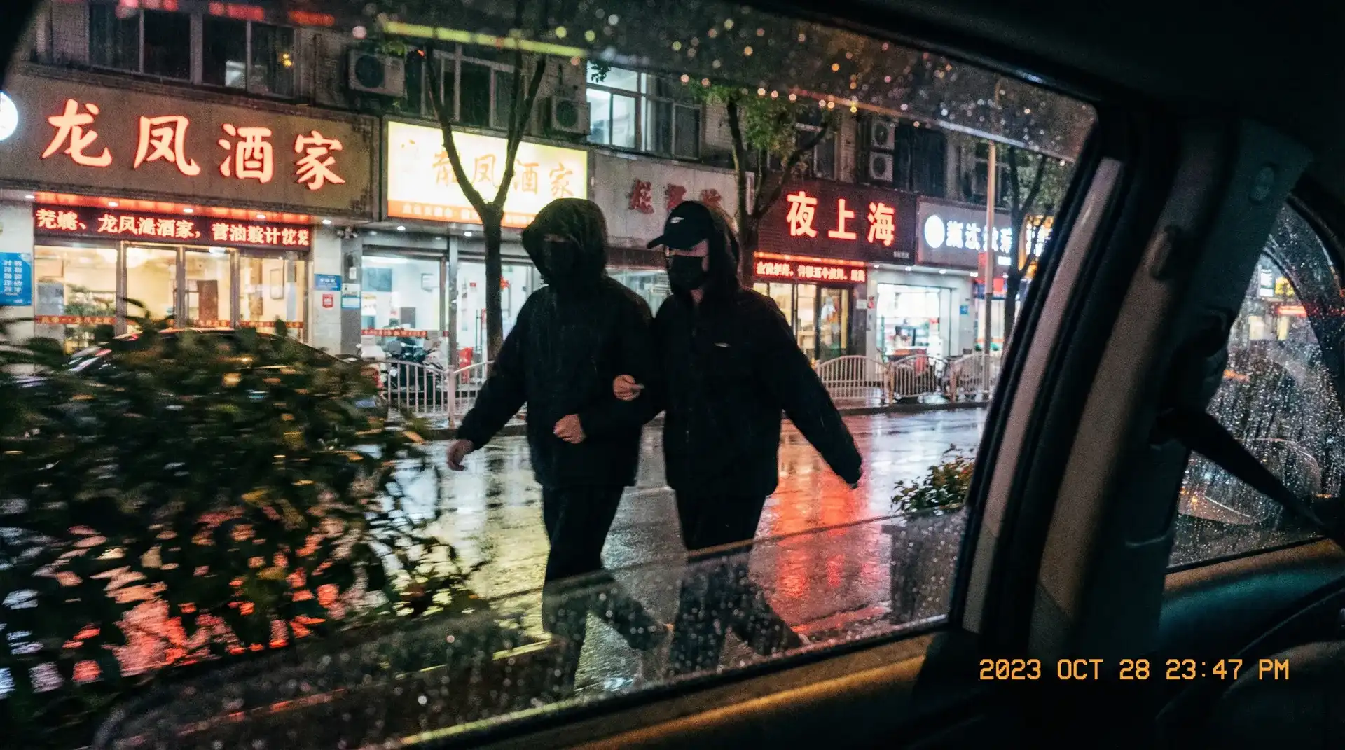 西湖国际网址 - 顶流明星深夜密会现场抓拍照片